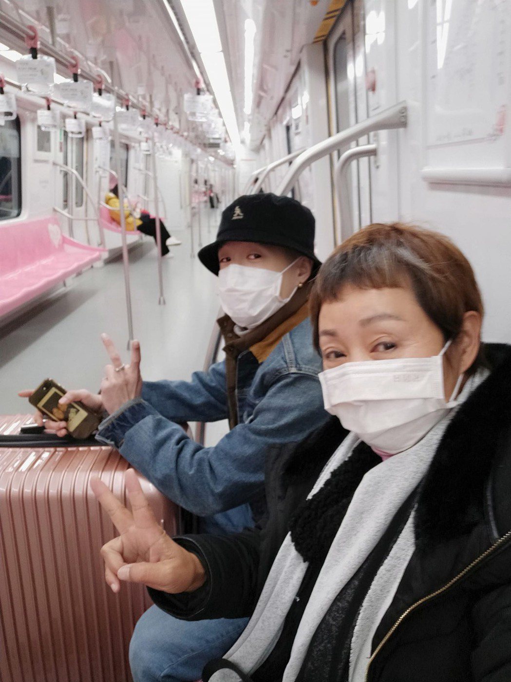 鮑正芳和兒子在南京搭地鐵前往機場，車廂內空蕩蕩。圖／摘自臉書