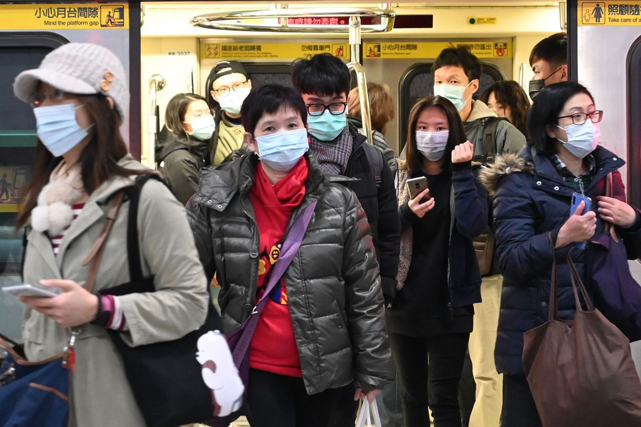武漢肺炎疫情延燒，民眾外出時多會配戴口罩預防。
