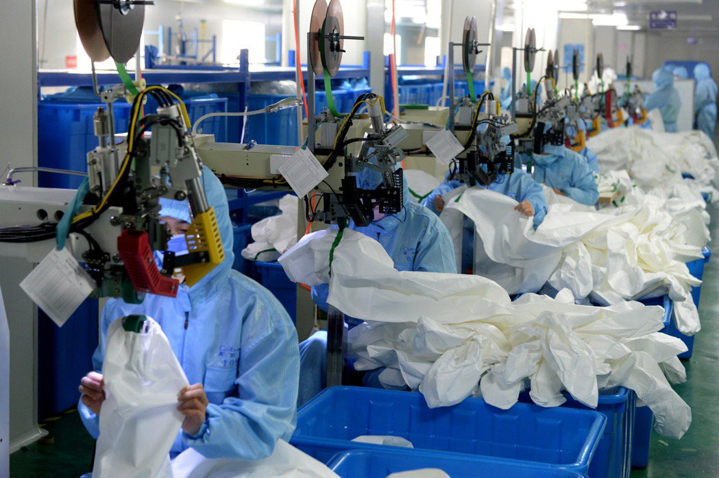 安徽省肥東縣的醫療衛生用品工廠提前復工生產，加班趕製防護服。 （新華社）