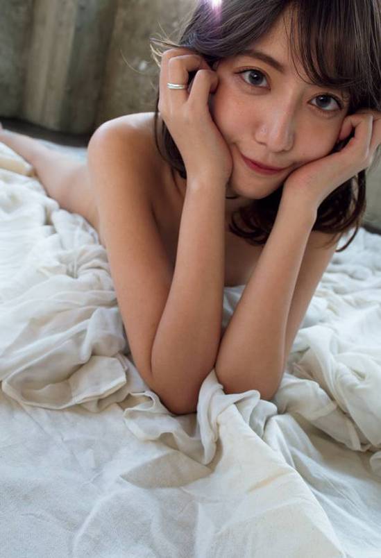 作風辛辣的日本Youtuber Nekoaya近期不但上節目大談爆紅法則，還以全裸之姿登上日本性感雜誌《Playboy》。圖／Modelpress