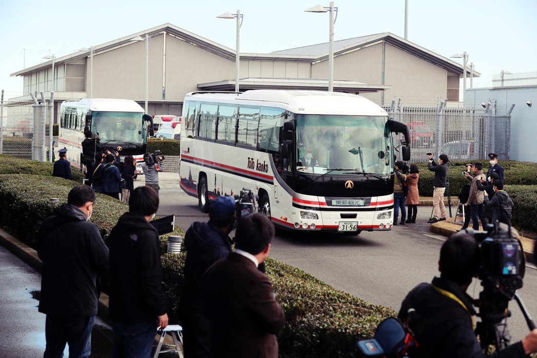 1月29日，專程巴士從東京羽田機場接走武漢回來的日僑，開往醫院接受檢查。 圖／歐...