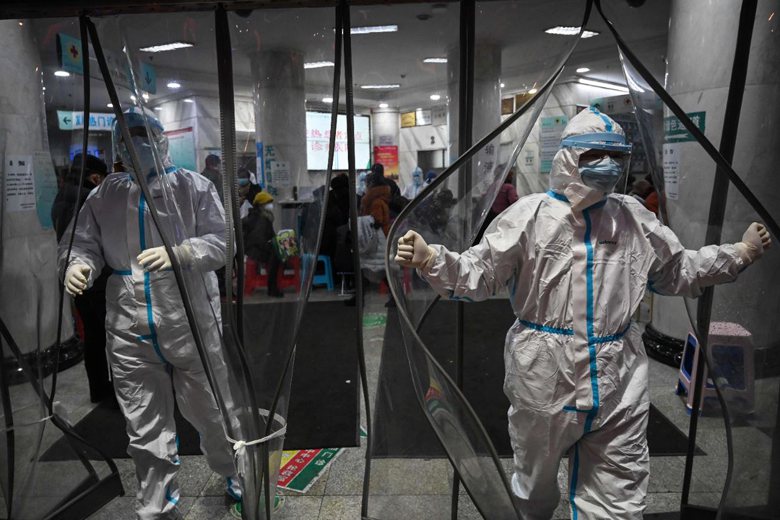武漢市紅十字醫院醫護人員著防護衣防控疫情擴散。 圖／法新社