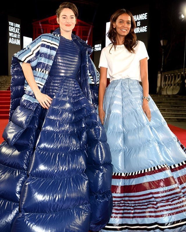 女星雪琳伍德利在2019英國時尚大獎紅毯上，和超模Liya Kebede（右）都穿了MONCLER Pierpaolo Piccioli系列羽絨衣。圖／取自wwd.com