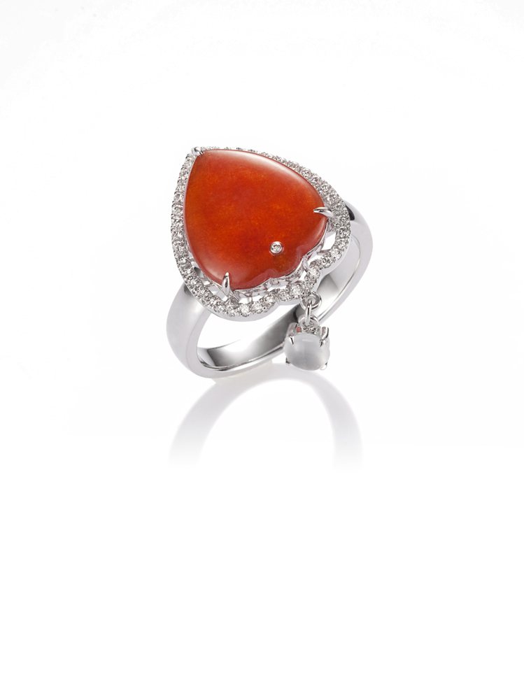 JADEGIA，心形紅翡與冰種白翡鑲鑽戒指，13萬8,000元。圖╱玉世家提供。