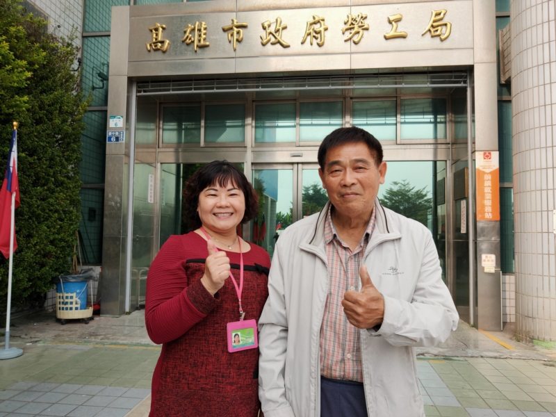 阿吉（右）很感謝勞工局個管員金美珠（左）在他想尋死時不斷鼓勵，努力媒合工作，陪伴...