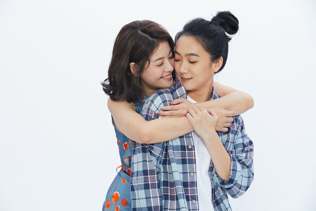 王樂妍（左）貼臉親密，趙逸嵐少女心噴發。圖／故事工廠場提供