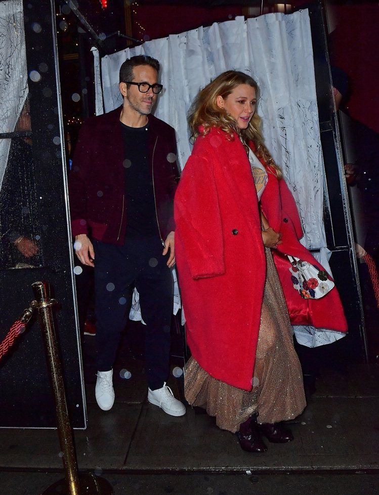布蕾克萊芙莉穿著Max Mara珊瑚紅Teddy Bear大衣，售價15萬800元。圖／Max Mara提供