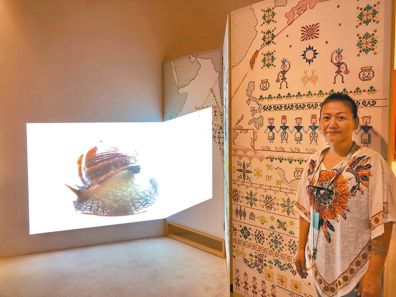 排灣族藝術家張恩滿與作品《蝸牛天堂》。 記者何定照／攝影