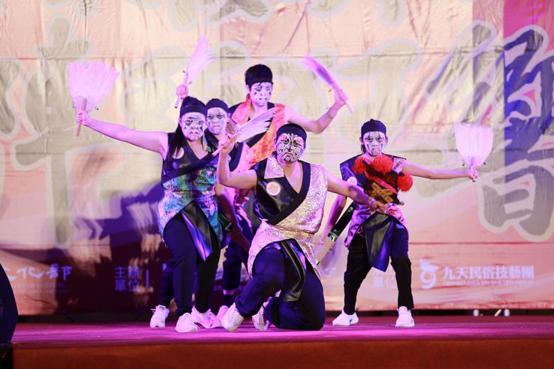 「鐵四帝文化藝術創意舞蹈團」結合傳統家將及創新街舞，詮釋不同的八家將藝術之美。圖/文化部提供