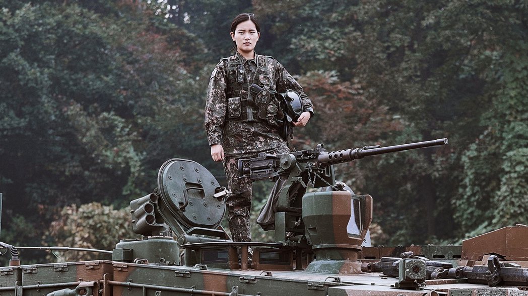 無論是重新考取女兵或直接轉入女營，都會碰到另一個課題：現役女兵會如何面對南韓史上...