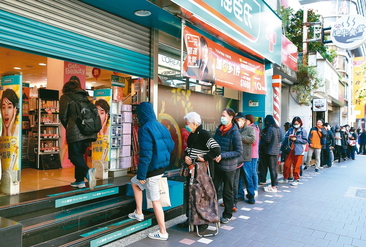 台北
武漢肺炎疫情延燒，民眾搶買口罩。周日一早許多人在藥妝店開門前即在門口排隊等候。本報資料照片