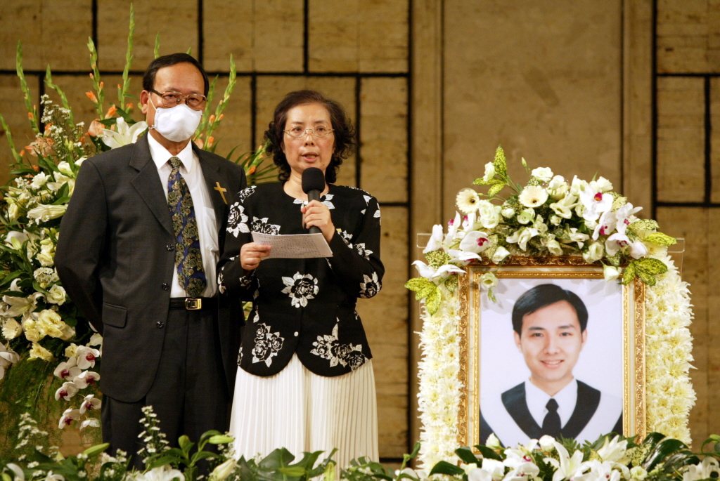 林亨華的兒子是台灣第一位因抗煞殉職的醫師林重威。抗煞前原準備結婚的他，人生原本那麼美好，沒想到因為照顧和平醫院SARS的病患，讓他的年輕生命瞬即殞落。