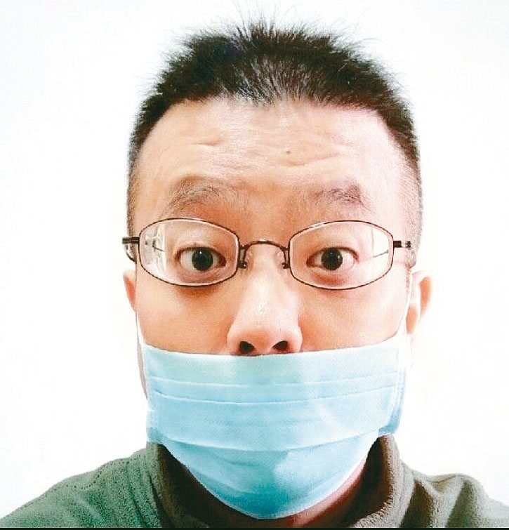 台南市安南醫院家醫科主任黃守正發現，很多民眾口罩只罩著口部，一點防疫效果都沒有。