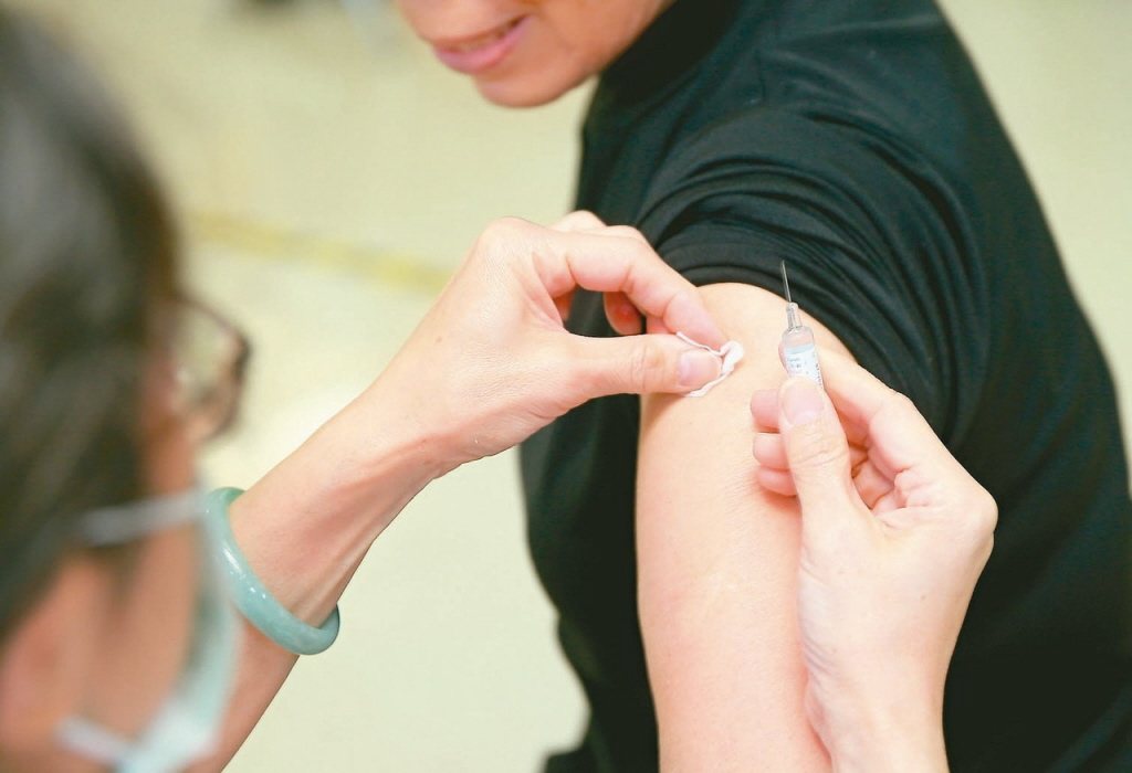 去年十月起迄今年二月三日，流感重症死亡病例累計六十一例，九成八病例未接種本季流感疫苗。
