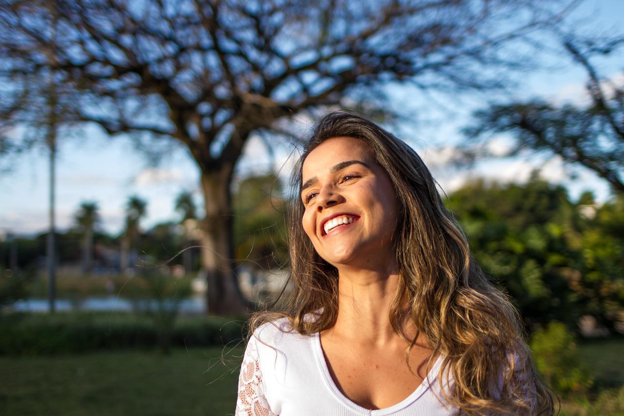 「笑」正是快樂醫學中最重要的一劑良藥，能夠協助轉換心念，平緩情緒，讓自己恢復到最佳的狀態。圖／pexels
