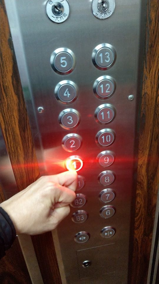 網友分享按電梯的方式，不是用手指頭，而是指關節。圖擷自爆廢公社