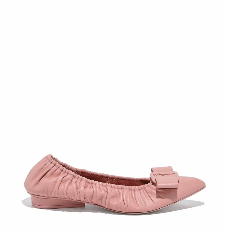 Viva粉色褶皺山羊皮尖頭蝴蝶結鞋，價格未定。圖／Salvatore Ferragamo提供
