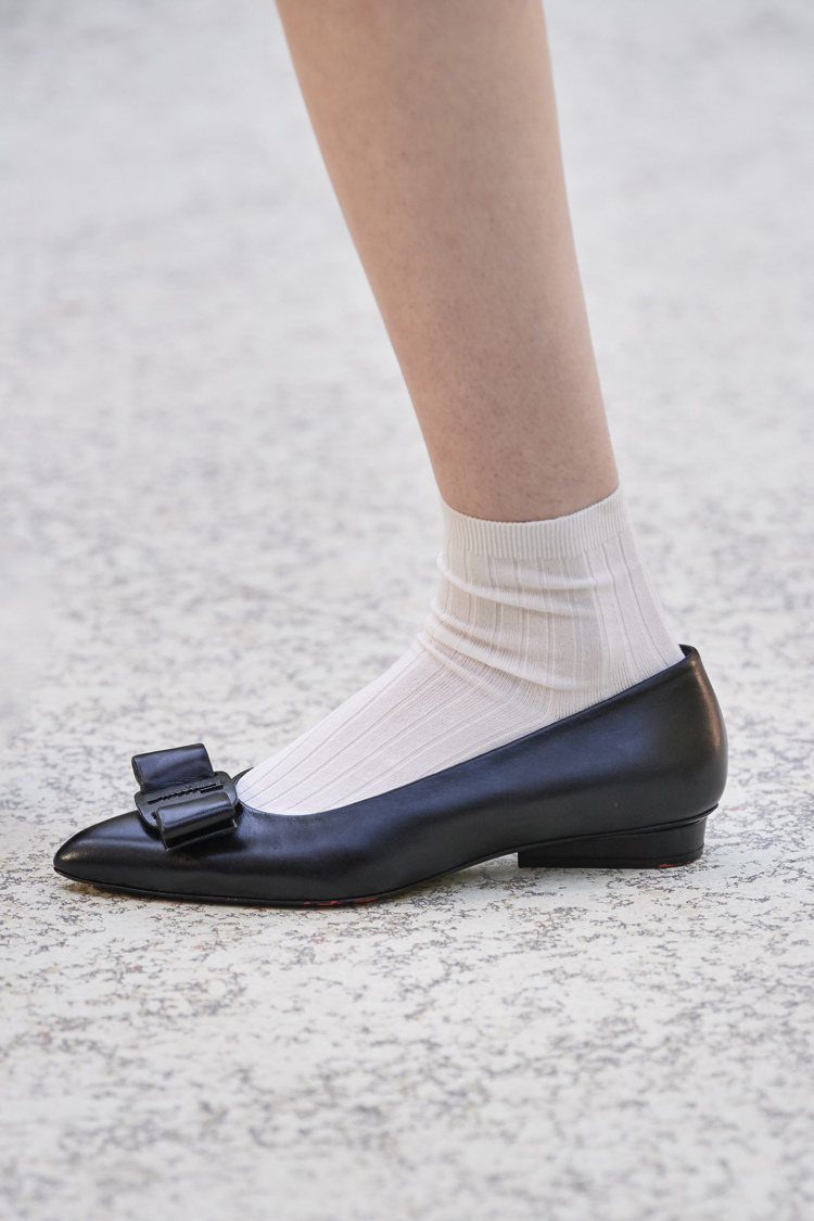 Salvatore Ferragamo標誌性的Vara蝴蝶結鞋在2020春夏迎接全新的「尖頭」款式—Viva系列，用更銳利的線條來展現女性的個性與性感。記者吳曉涵／攝影