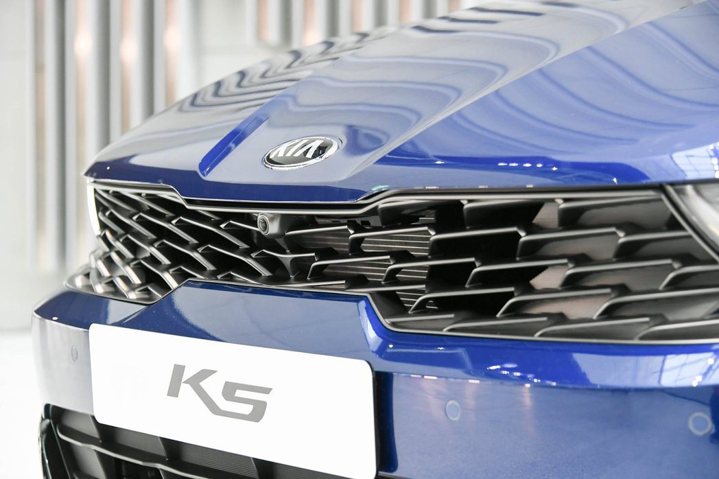 全新第三代Kia K5的虎鼻水箱護罩也與引擎蓋上緣融合，是品牌少數車款採用的最新...