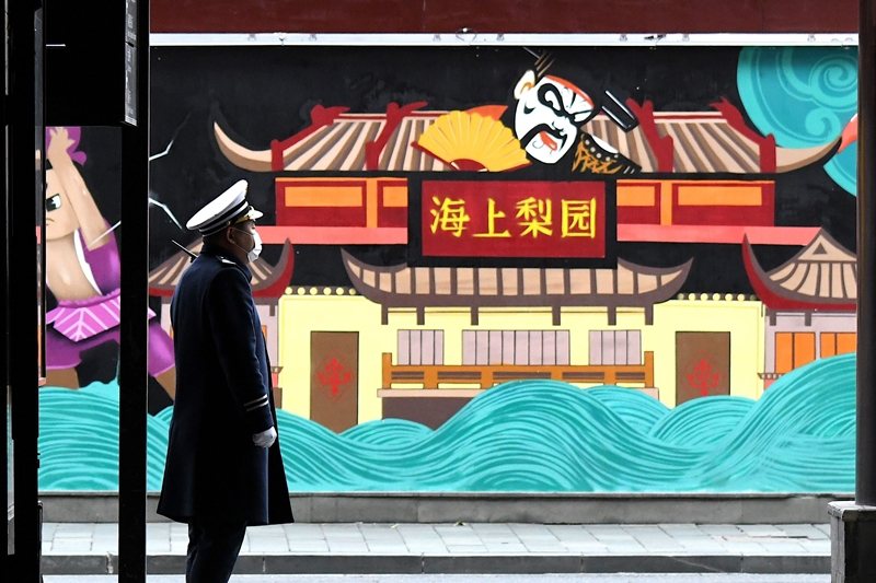 圖為中國上海的民眾戴上口罩防疫。 圖／法新社