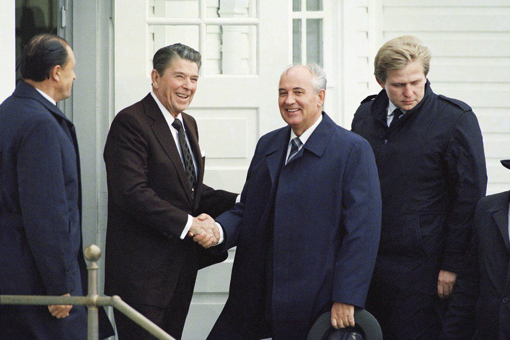 1986年，時任美國總統雷根與時任蘇聯領導人戈巴契夫。 圖／美聯社