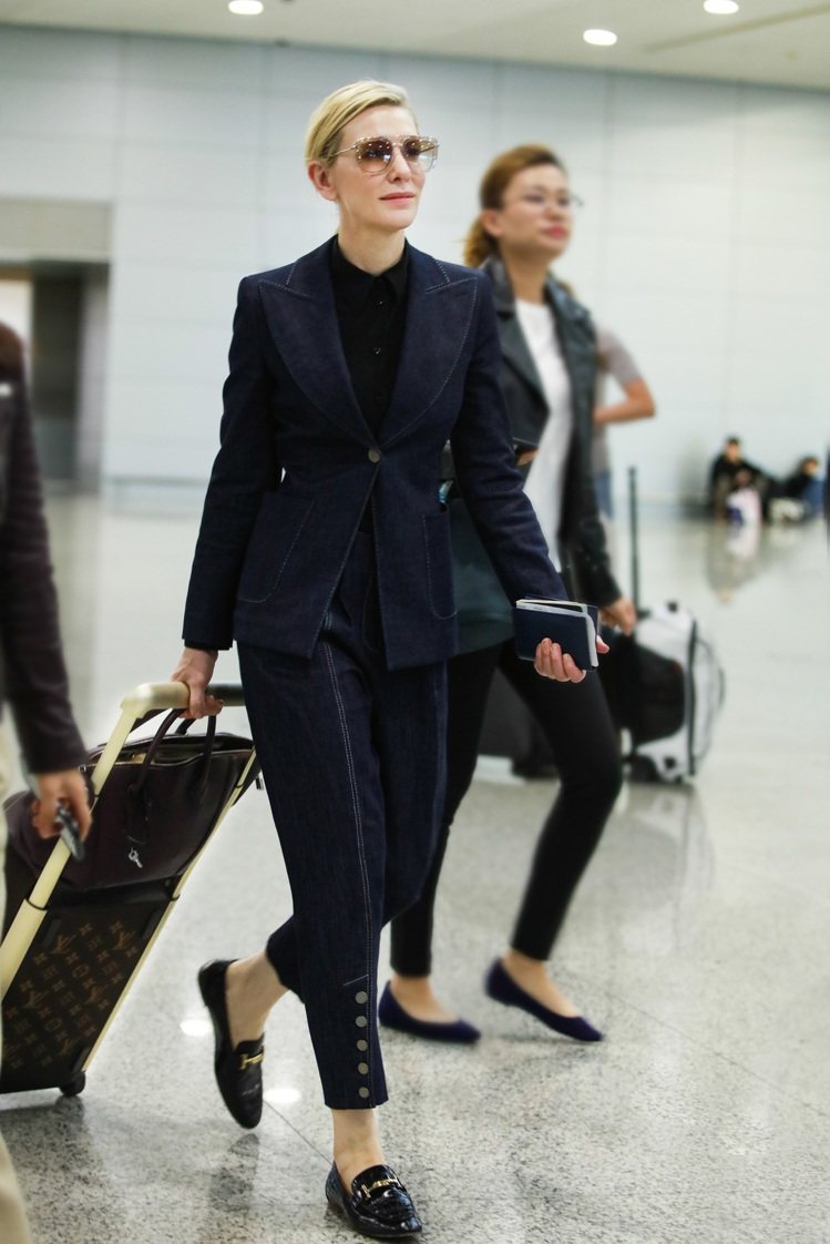 凱特．布蘭琪2019年度的機場時尚，僅是拉著行李箱都散發走紅毯的巨星氣場。圖／LV提供