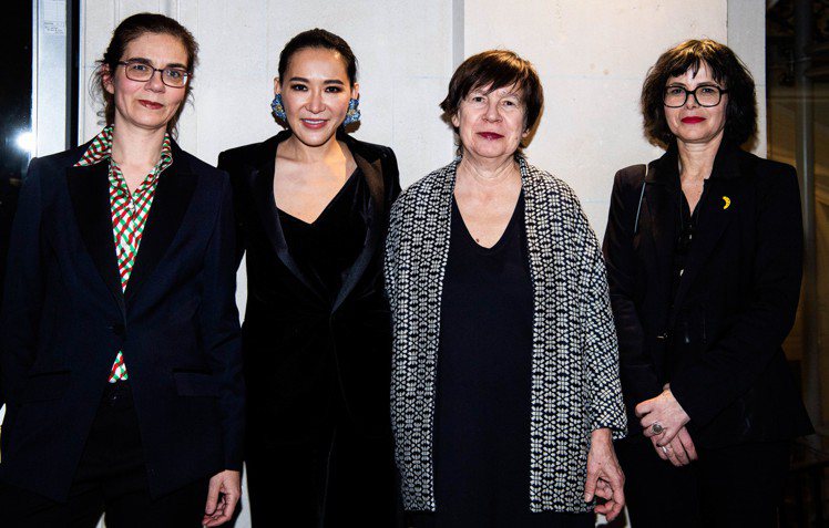 （由左至右）MAD總經理Sylvie Corréard、Cindy Chao、MAD首席策展人Dominique Forest，與MAD策展人Karine Lacquemant，一同留影。圖╱Cindy Chao提供。