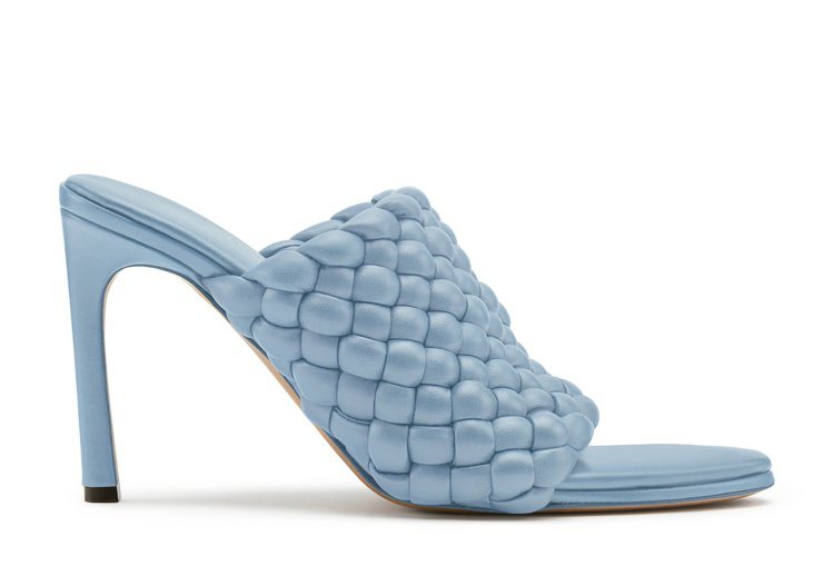 冰藍色管狀編織小羊皮一字涼鞋。圖／Bottega Veneta提供