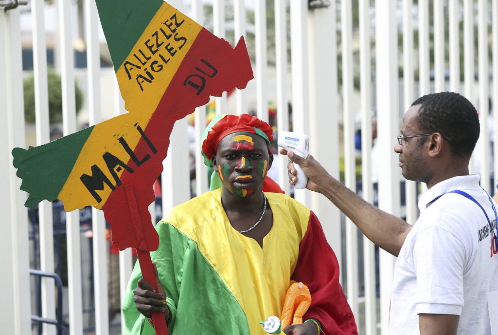 2015年，原主辦非洲國家盃的摩洛哥因擔憂疫情擴散，決定停辦賽事，後由赤道幾內亞接手。圖為赤道幾內亞非洲國家盃，為入場觀眾量體溫。 圖／美聯社