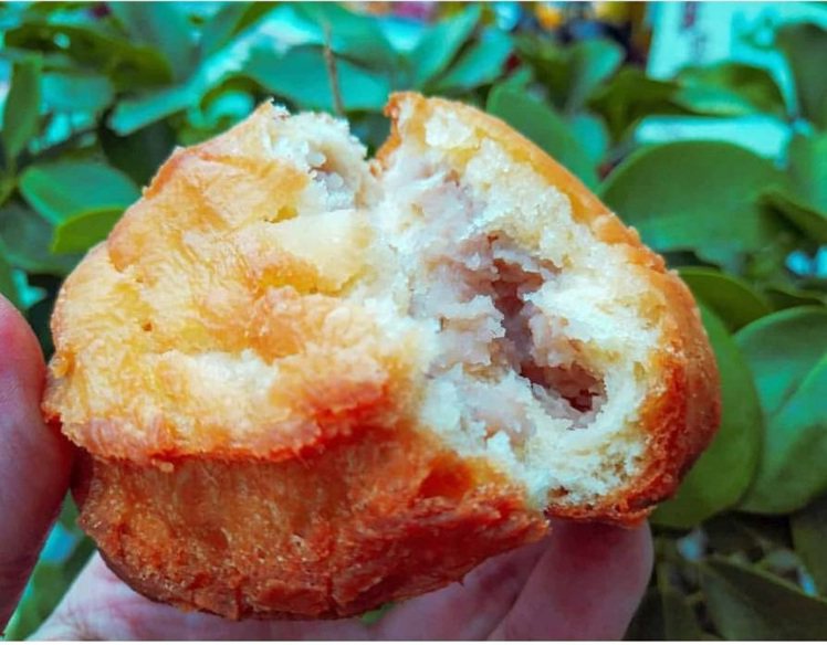 「蘇阿嬤雞蛋酥」被網友比喻為逛西子灣渡船頭必吃的散步甜點。IG @eat9547 提供