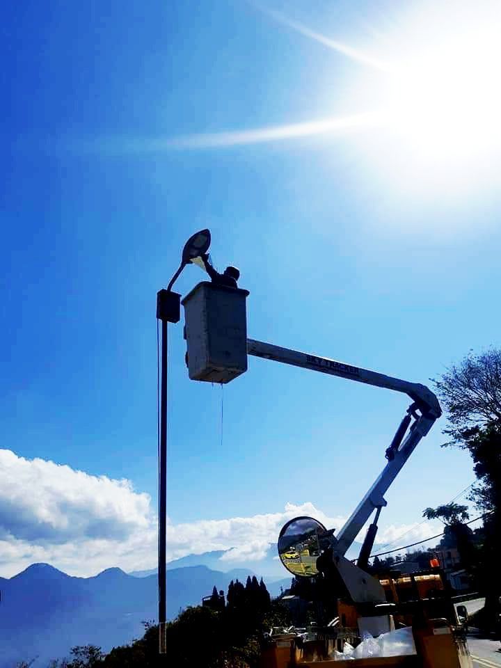 為讓合歡山擁有無光害的環境，南投縣政府與清境地方合作開始更換新型低光害路燈。圖／劉志安提供