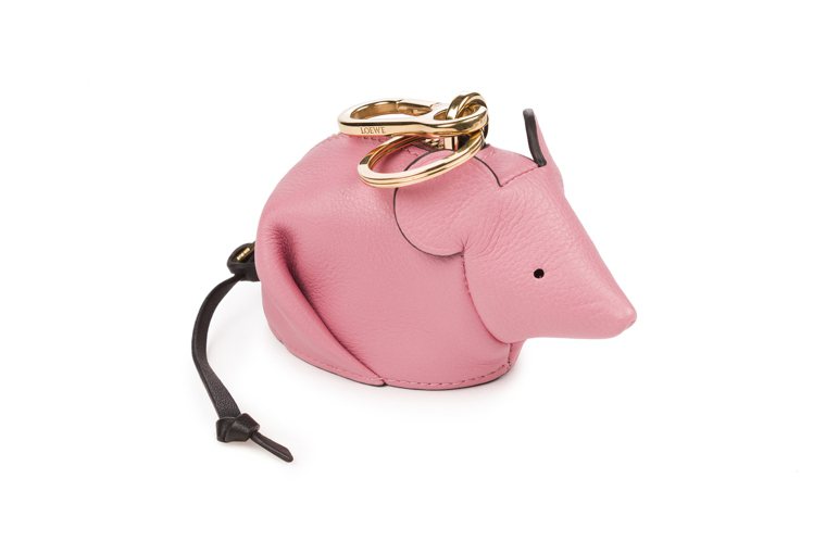 LOEWE Mouse老鼠造型糖果粉小牛皮零錢包吊飾，售價15,000元。圖／LOEWE提供