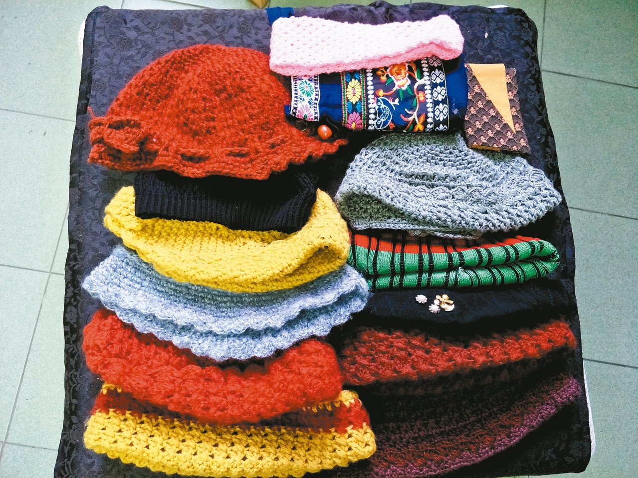 衣櫃抽屜裡有許多毛線帽、圍巾和拼布包包，都是母親手工編織和縫製的。