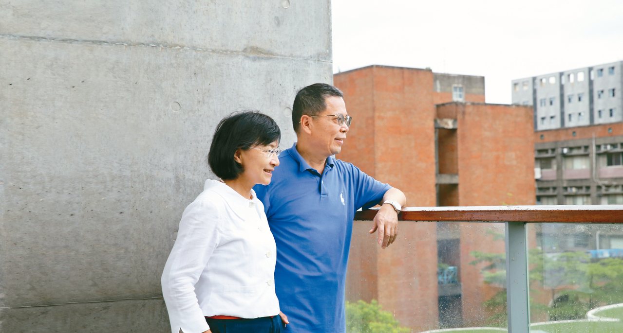 王麗容(左)對台大校園角落如數家珍，還當起了鄭丞傑的導覽。