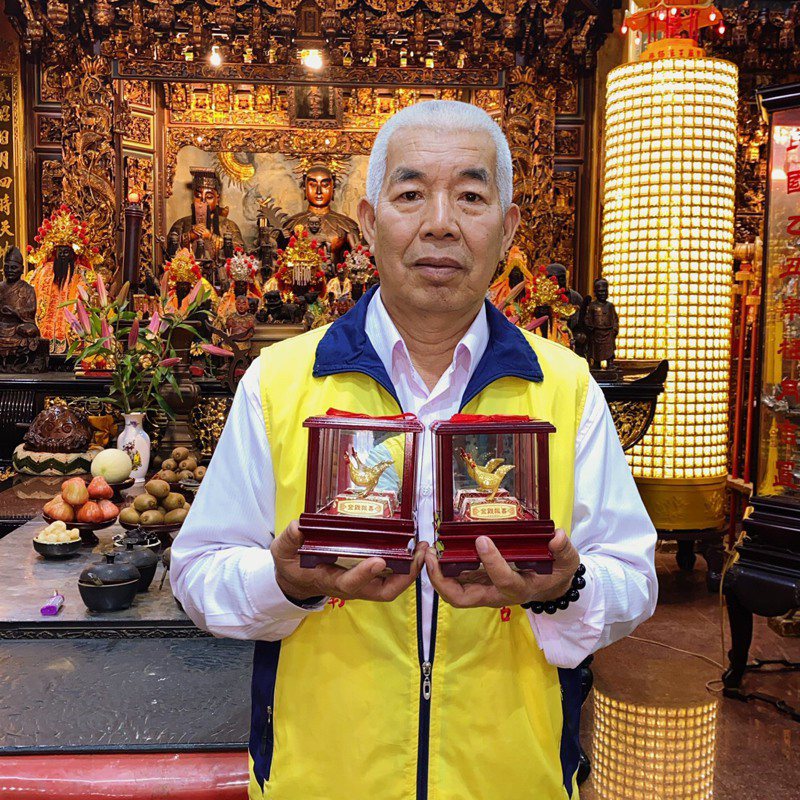 大天宮董事長盧朝南幸運中獎，成為13年來第1位抽中金雞的廟方人員。記者卜敏正／攝影