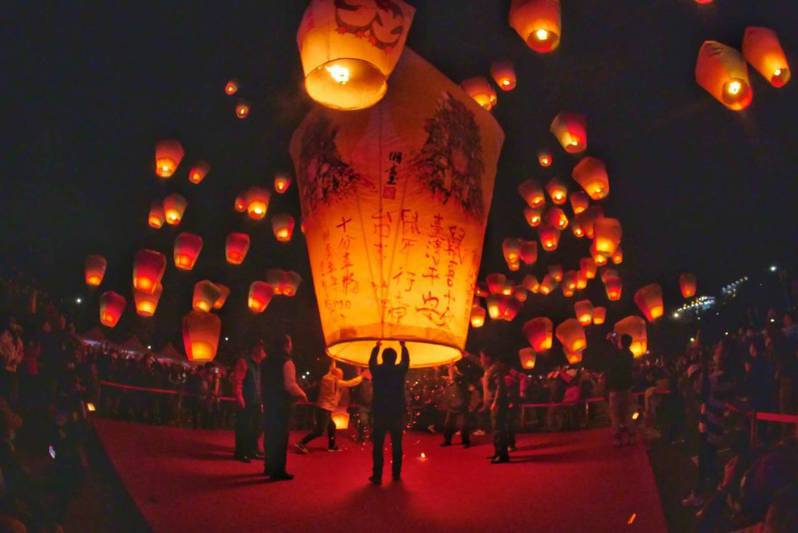 媽祖天燈和150盞天燈同步升空，為台灣祈福。圖／新北市觀光旅遊局提供