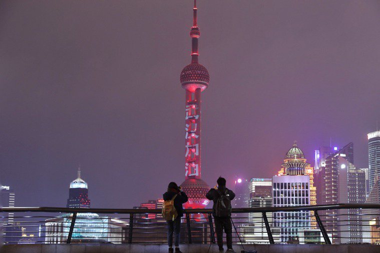 繼北京之後，上海也宣布實施封閉式管理。元宵節當晚，上海地標東方明珠、上海中心等打...