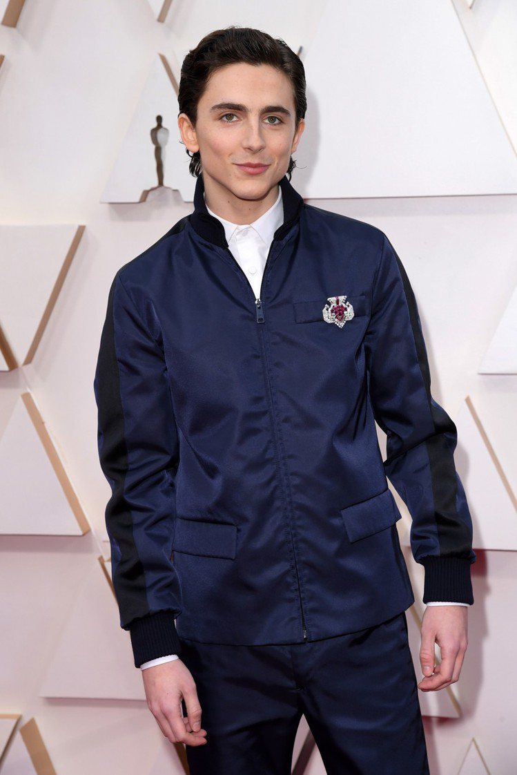 「甜茶」Timothée Chalamet身穿PRADA的休閒夾克搭配深色長褲，現身2020年奧斯卡金像獎頒獎典禮。圖／摘自WWD