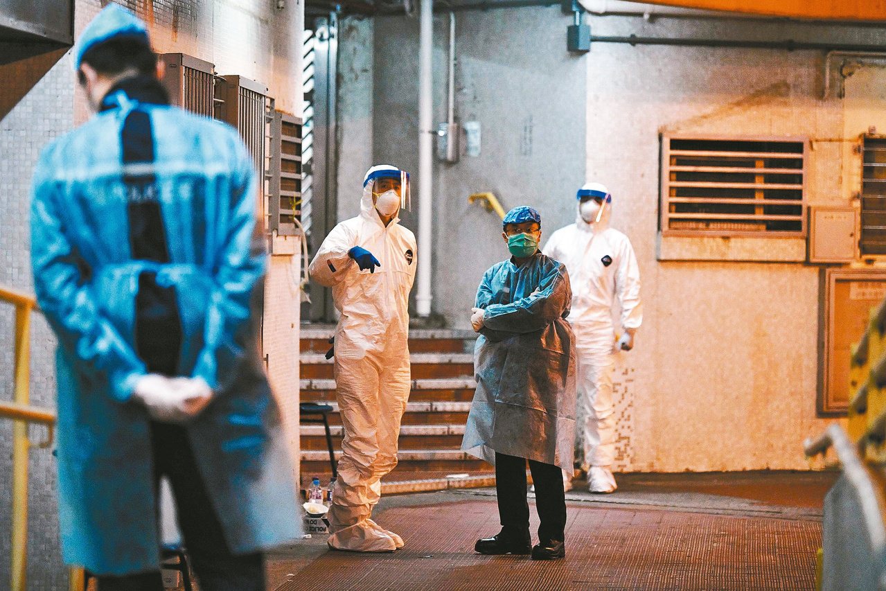 香港長康邨的康美樓出現樓上和樓下住戶感染新冠肺炎，疑爆發社區感染。