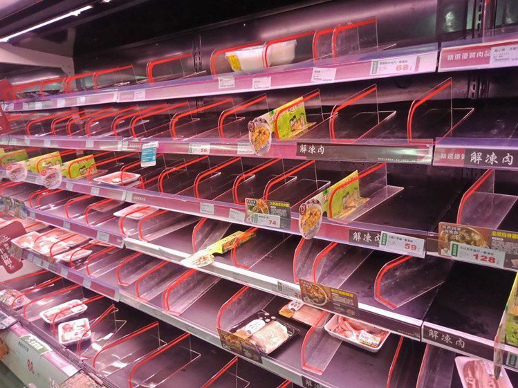 原PO指出全聯肉品都被掃購，網友則開玩笑稱是世界末日嗎。（圖／翻攝我愛全聯-好物老實説臉書）