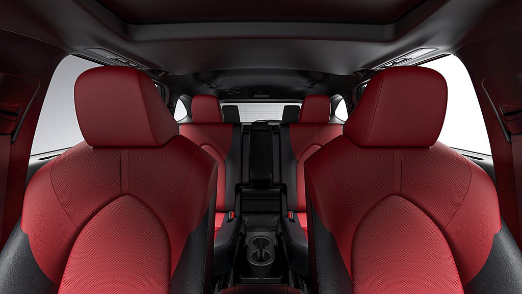 還有紅/黑雙色透氣皮革座椅（第二排相同）、內車門紅/黑雙色飾板，也使車艙更為搶眼...