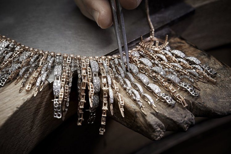 CHANEL的全新Tweed de CHANEL高級珠寶系列，以斜紋軟呢為靈感，打造成配戴在身上的頂級珠寶，柔媚且光采動容。