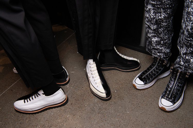 本次JUST IN XX在紐約時裝周上的秀鞋，重製Converse經典帆布鞋。圖／JUST IN XX提供