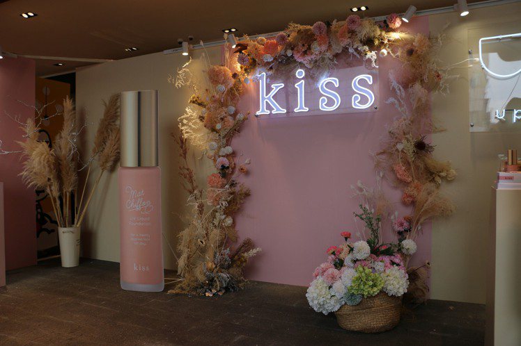 日本戀愛系底妝品牌kiss即日起至3月15日在誠品南西店1樓舉辦「大女孩戀愛系kiss美．術館」快閃活動。圖／kiss提供