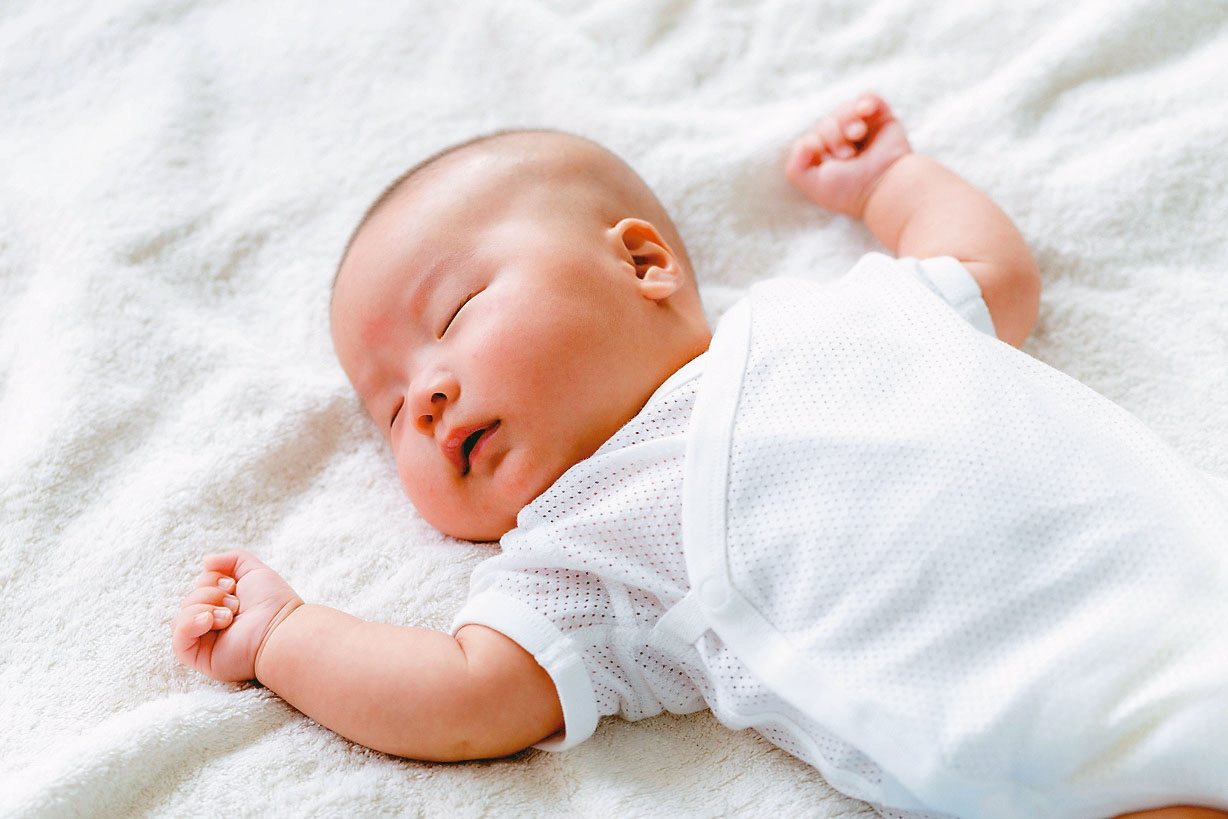 國健署表示，寶寶正確睡姿是仰睡。