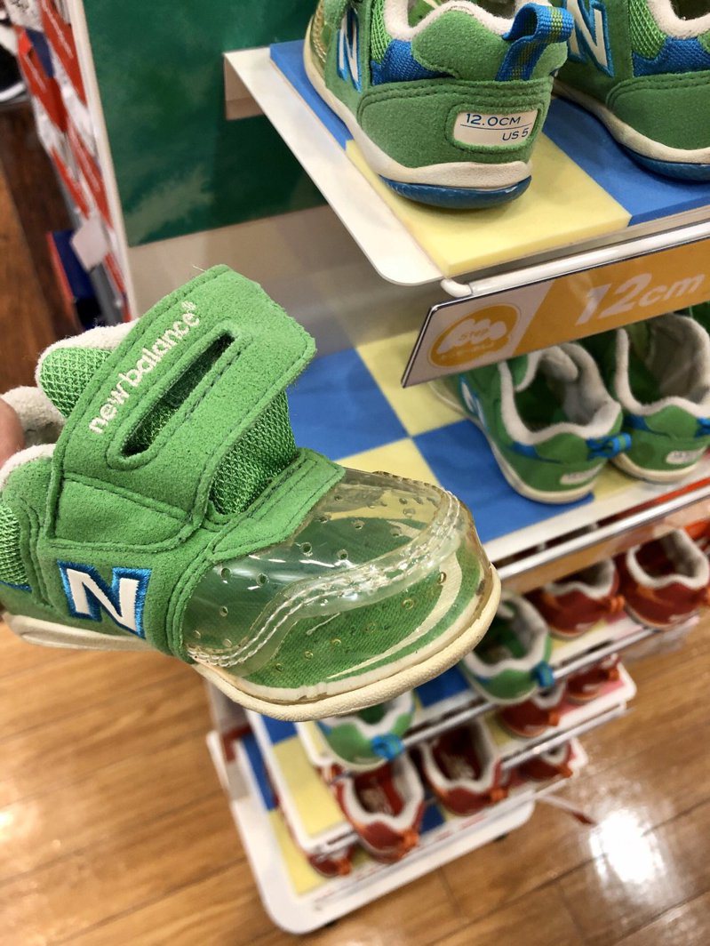 日本網友在賣場中發現可以用來量測兒童鞋碼的腳尖透明鞋。圖／Twitter