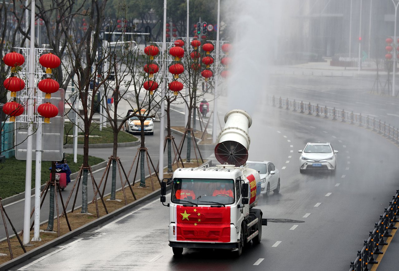 圖為中國湖北武漢市江漢區10日利用消毒車進行噴霧消毒作業情形。路透
