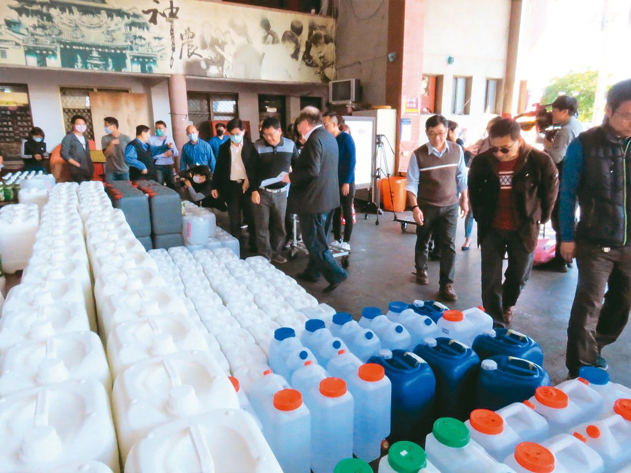 三重先嗇宮捐出2千公斤洗手乳、6千公升次氯酸水，分送給三重、蘆洲地區的學校。