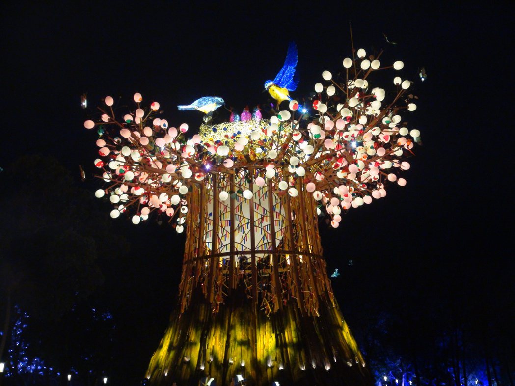 2020台灣燈會主燈「森生守護-光之樹」今晚試點燈，璀璨的燈光秀，令現場民眾驚呼...