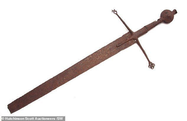 這把生鏽劍在拍賣會上以3萬英鎊（新台幣約116.5萬元）賣出。圖擷自Daily 